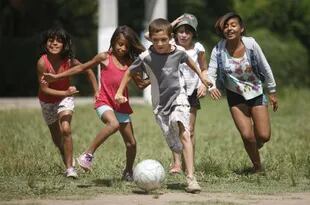 Fútbol entre amigos. El deporte es excusa para que los chicos compartan con pares