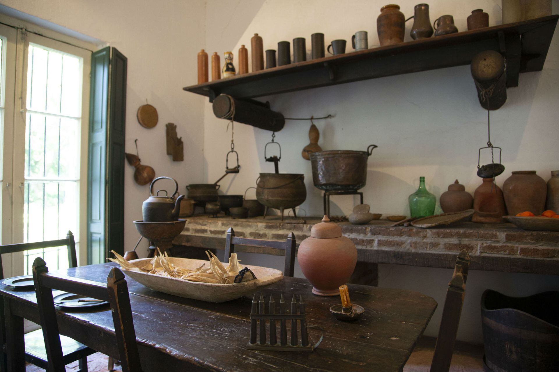 Objetos de la época colonial en al cocina