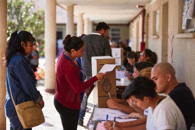 Ciudadanos votan en la escuela Los Corralitos, de Guaymallén, Mendoza, en las elecciones de 2019