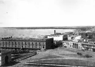 El Congreso tenía una ochava particular. Cuando se inauguró, en 1864, aún no existía la Casa de Gobierno tal como se la conoce hoy, que es muy posterior. El edificio de la izquierda es la vieja Aduana.