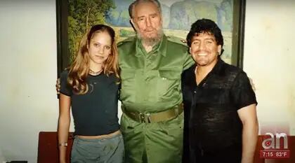 Mavys Álvarez y Diego Maradona junto a Fidel Castro; el mandatario cubano les concedió un permiso para que pudieran viajar juntos a la Argentina