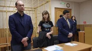 A Olesya sólo le permiten salir de caa para asistir a la corte