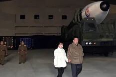 Kim Jong-un asistió al lanzamiento de un misil, pero su acompañante se robó todas las miradas