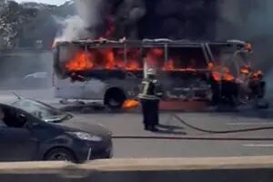 Panamericana: importantes demoras por el incendio de un minibus en la mano a la Ciudad