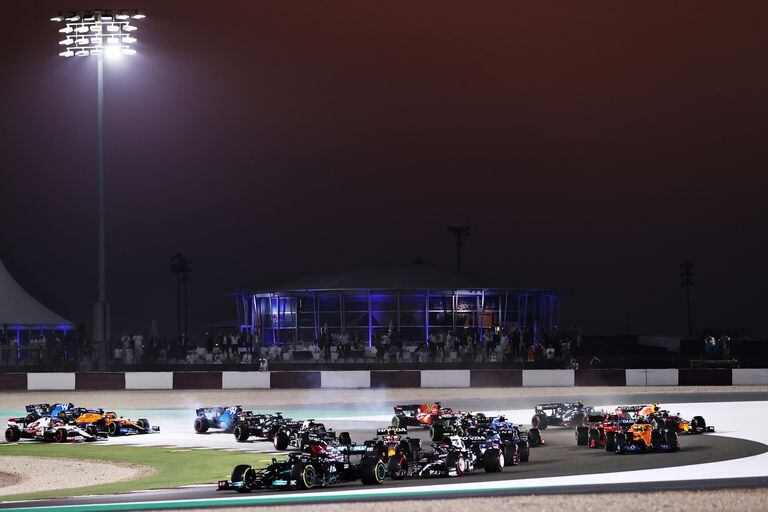 Lewis Hamilton liderando el Gran Premio de F1 de Qatar.