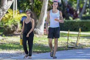 Look relajado para el paseo de la pareja Camila Cabello-Shawn Mendes