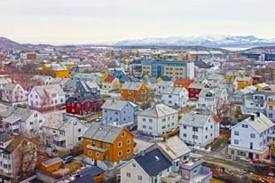 Bodø, donde vive Ricardo, es un municipio y una ciudad de Noruega, capital de la provincia de Nordland y la segunda localidad más poblada de la región de Nord-Norge, con 50 185 habitantes. Se sitúa al norte del círculo polar ártico y tiene sol de medianoche desde el 4 de junio hasta el 8 de julio.