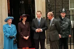 La reina Isabel II de Gran Bretaña, a la izquierda, con el primer ministro británico Tony Blair y su esposa Cherie y el príncipe Felipe, a la derecha, posan en el umbral del número 10 de Downing Street, el jueves 20 de noviembre de 1997