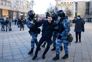 Agentes de policía detienen a un hombre durante una protesta contra la invasión rusa de Ucrania en el centro de Moscú el 27 de febrero de 2022. (Foto de Alexander NEMENOV / AFP)