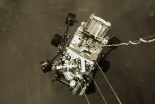 Tras su llegada a Marte, el jueves pasado, la NASA está difundiendo nuevas imágenes -esta vez, a color- del rover Perseverance. Esta imagen es de su descenso inicial