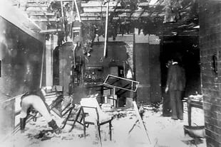 Una escena posterior al atentado en el comedor de la Policía Federal, en 1976