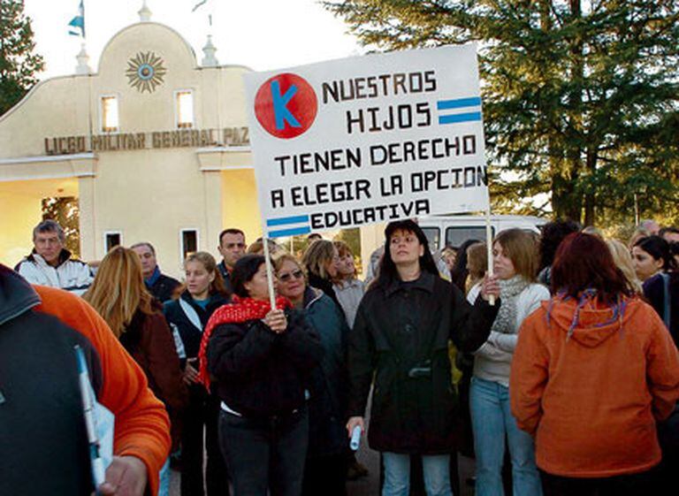 Los padres de alumnos realizaron protestas frente al Liceo Militar General Paz, en Córdoba
