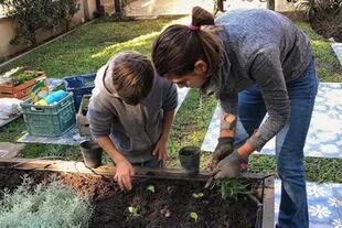 Juana Viale le transmite a sus hijos el amor por la jardinería y el cultivo de los alimentos