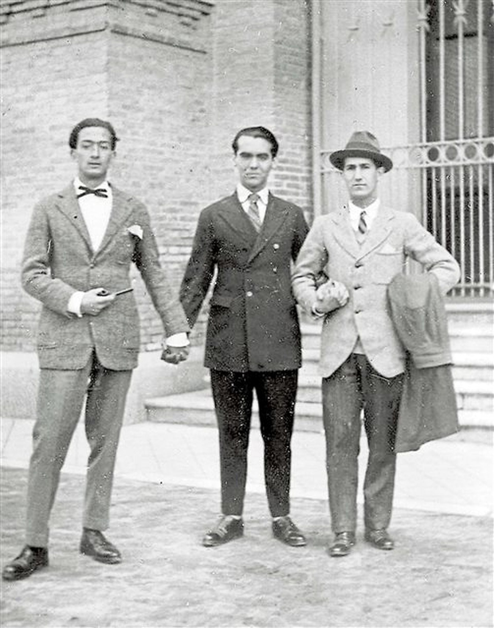 Dalí y Lorca, fotografiados por Buñuel junto a Pepín Bello, a mediados de la década de 1920