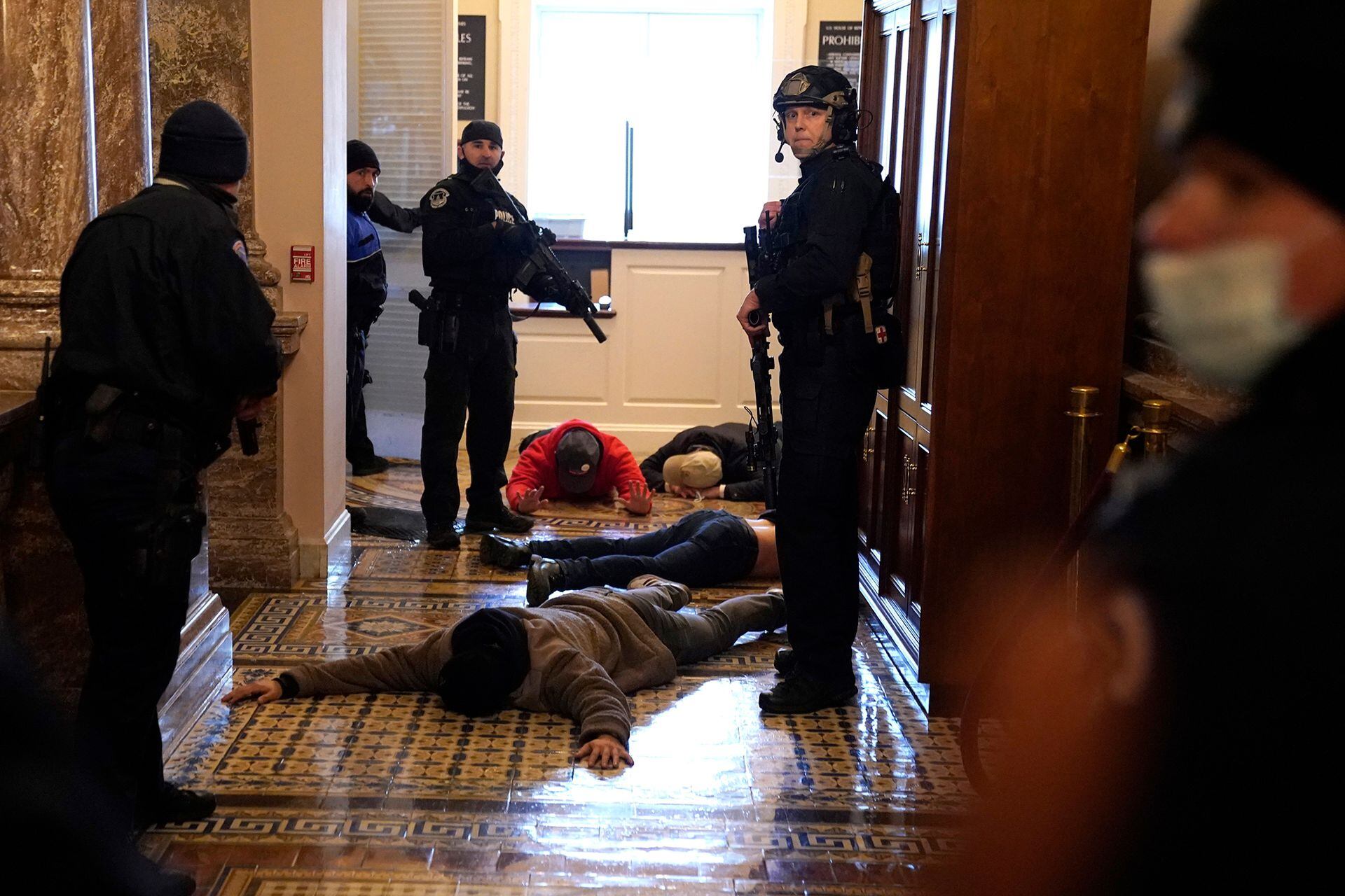 La policía del Capitolio de EE. UU. detiene a los manifestantes que entraron por la fuerza a la sala donde estaba el debate que debía certificar la victoria de Joe Biden