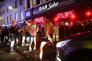 Las personas se juntan en un bar en Londres el 4 de julio, luego de que Inglaterra permitiera la reapertura de bares, restaurantes, cines y otros comercios