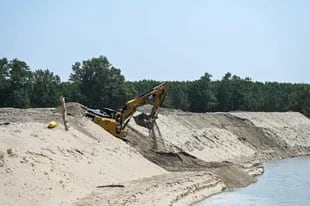 El lecho seco del río Po en Boretto, al noreste de Parma, el 15 de junio de 2022. Según el observatorio fluvial, la sequía que afecta al río Po, el más largo de Italia, es la peor de los últimos 70 años