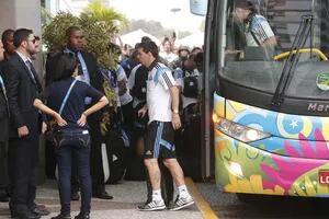 Con clima de fiesta, la selección argentina llegó a Río a Janeiro, a la espera d