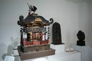 Altar de procesión y cabeza de Buda se exhiben sin protección para que puedan ser tocados por personas no videntes



