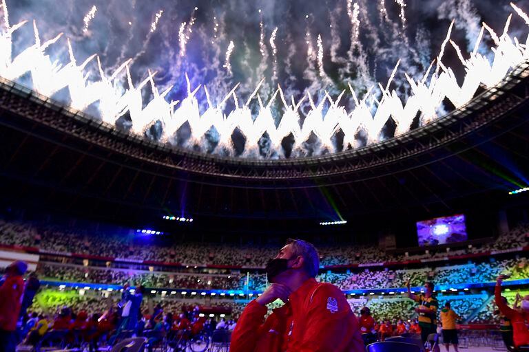 Los fuegos artificiales iluminan el cielo sobre el Estadio Olímpico durante la ceremonia de clausura de los Juegos Paralímpicos de Tokio 2020 