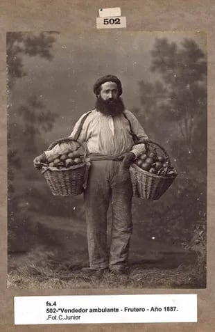 El Naranjero, 1877. Christiano Junior fue el primero en el país en fotografiar los tipos populares en estudio y exteriores.