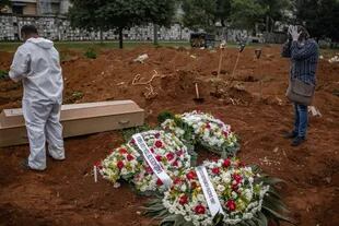 En el cementerio Vila Formosa de São Paulo, el entierro de Janete da Silva, fallecido por Covid 19. Por @victormoriyama