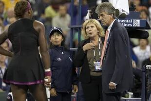 Serena Williams molesta, hablando con el juez de línea (L-R), la supervisora ​​de Grand Slam Donna Kelso y el árbitro principal Brian Earley, durante las semifinales contra Kim Clijsters