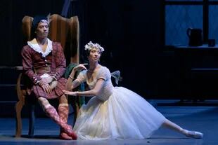 Como James, protagonista de "La Sylphide", este año Cornejo actuó en el Teatro Colón; en la foto, con la primera bailarina del Ballet Estable Macarena Giménez