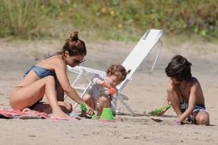 Agustina Cherri junto a dos de sus hijos en plenas vacaciones playeras