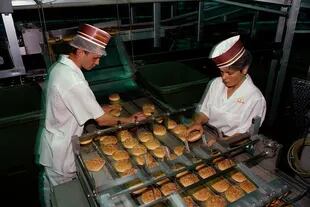 Como las importaciones estaban cerradas, McDonald's también construyó una planta de elaboración de alimentos en las afueras de Moscú.