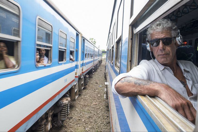Anthony Bourdain viajando en tren en Sri Lanka para su programa "Parts Unkown"