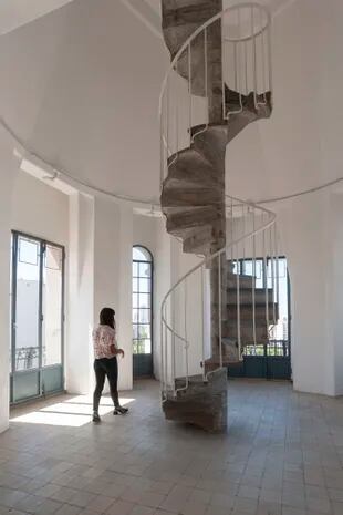 La escalera caracol lleva a lo alto de la torre donde se ubican las aspas del molino. Son 37 escalones rodeados por vitrales protegidos para evitar el daño del granizo y las palomas