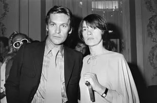 La actriz, junto a Helmut Berger, en el Festival de Cannes en 1976