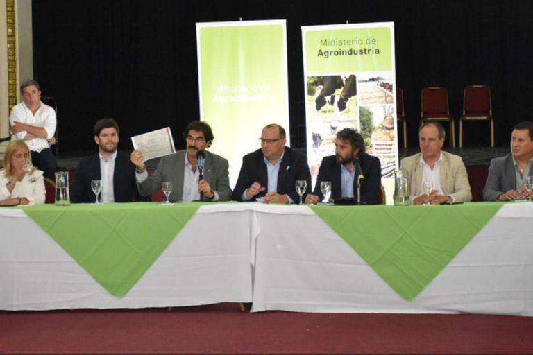 El ministro de Agroindustria, Leonardo Sarquís, presentando el documento único de traslado de hacienda