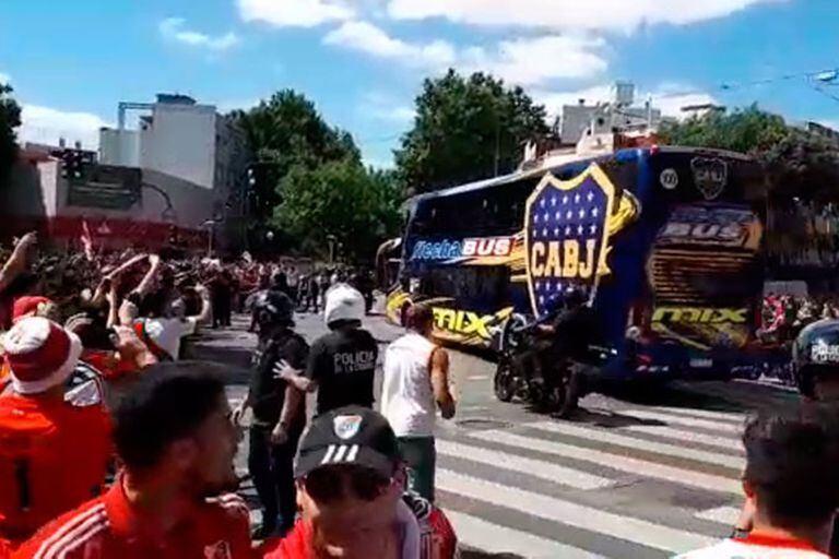 Una lluvia de piedras al paso del ómnibus de Boca rumbo al Monumental; Pablo Pérez quedará herido y el desquite de la final será trasladado a Madrid.