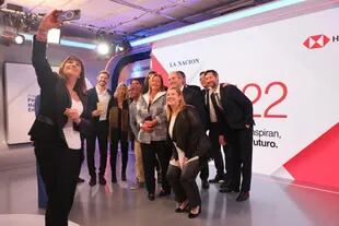 Patricia Bindi, de HSBC, y una selfie para inmortalizar la quinta edición del Premio a la pequeña y mediana empresa, que el banco entrega junto a LA NACION