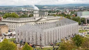 El Partenón de libros prohibidos que levantó Minujín en Kassel, en 2017,   contribuyó a aumentar su fama mundial