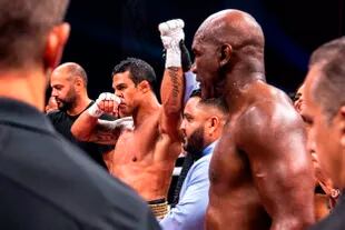El brasileño Vitor Belfort celebra después de derrotar al ex boxeador profesional estadounidense Evander Holyfield 