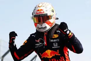 El festejo de Max Verstappen, tras conseguir el triunfo en el Gran Premio 70 aniversario; el neerlandés suma nueve victorias en la Fórmula 1 y le regaló el éxito 63 a la escudería Red Bull Racing