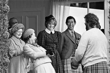 La familia real comparte una broma con Geoff Capes mientras asisten a los Braemar Highland Games en Escocia. De izquierda a derecha: la Reina Madre, la Reina Isabel II, la Princesa Diana, el Príncipe Carlos y Capas Geoff, el 4 de septiembre de 1982