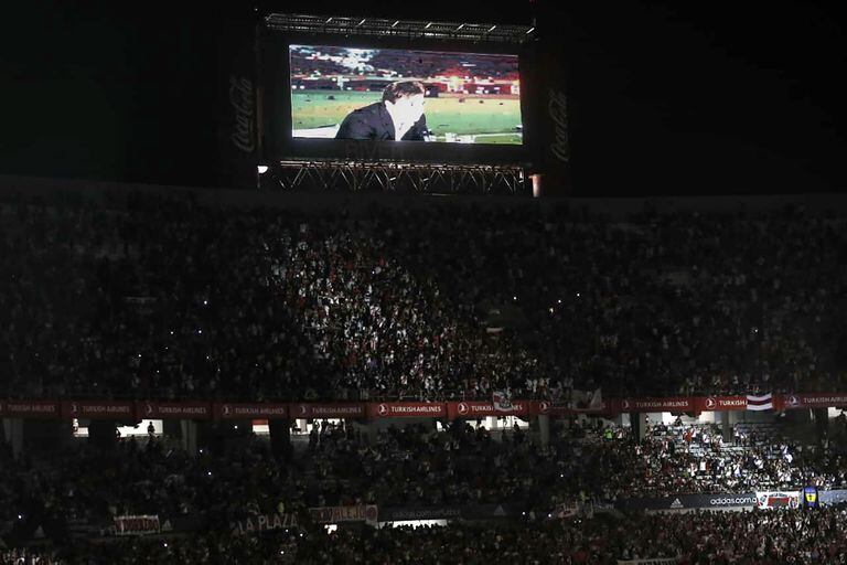 Marcelo Gallardo, en la pantalla del estadio Monumental; el entrenador fue ovacionado varias veces, cantó con los hinchas y saltó con los jugadores.