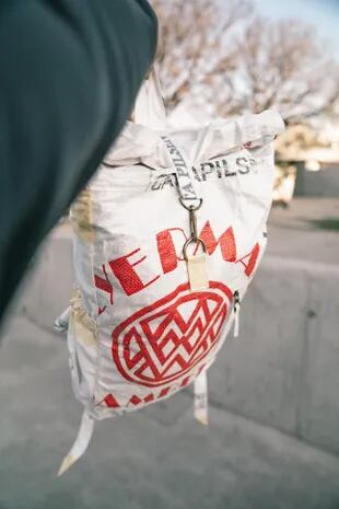 Mochila hecha a base de bolsa de arpillera 
