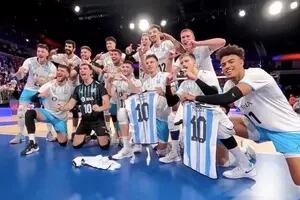 Argentina venció a Francia como visitante en vóleibol y festejó con una “provocación”: camisetas de Messi