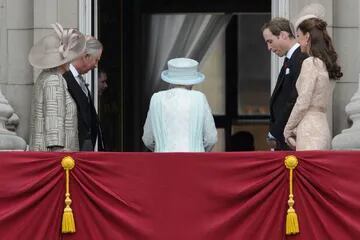 La reina Isabel II sale del balcón mientras el Príncipe Carlos, , Camilla, el Príncipe William y Kate, la flanquean en el Palacio de Buckingham en el último día ceremonial de las celebraciones del Jubileo de Diamante de Queens en Londres el 5 de junio de 2012