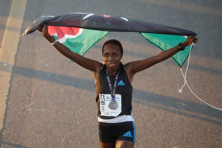 La ganadora de la Media Maratón de Buenos Aires fue la keniana Irine Kimais (1h.07m.59s.), escoltada por la etíope Atalel Dargie y su compatriota Vivian Kiplagat.