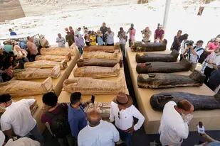 Descubren 250 sarcófagos con momias adentro y 150 estatuas de bronce en Egipto