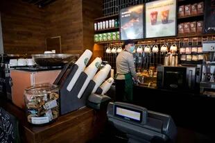 Los clientes de Starbucks podrán optar por traer su propia taza o dejar un depósito para llevarse un vaso reutilizable que ofrecerá la cadena 