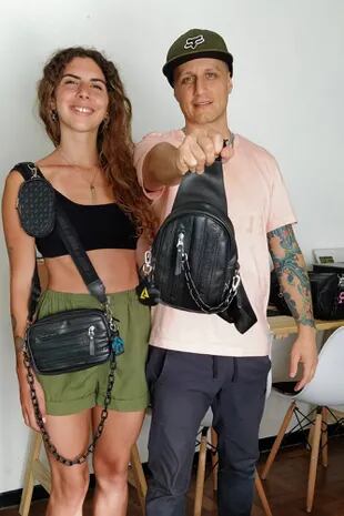 Ana Trelles y Leandro Caamaño producen carteras, bolsos y riñoneras a partir de las cámaras de bicicletas y autos