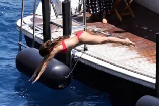 
Manteniéndose fresca al ducharse para protegerse del excesivo calor italiano, la actriz estadounidense Eva Longoria muestra su deslumbrante físico durante sus vacaciones en Capri
