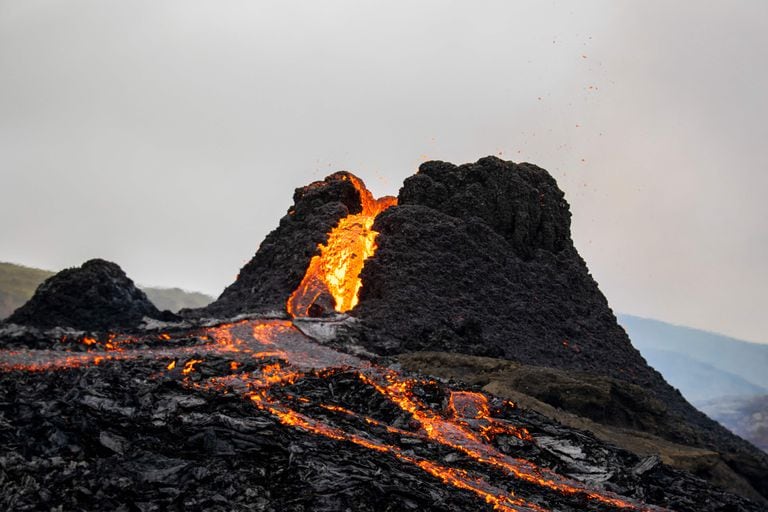 La lava emana desde el volcán Fagradalsfjall desde el viernes